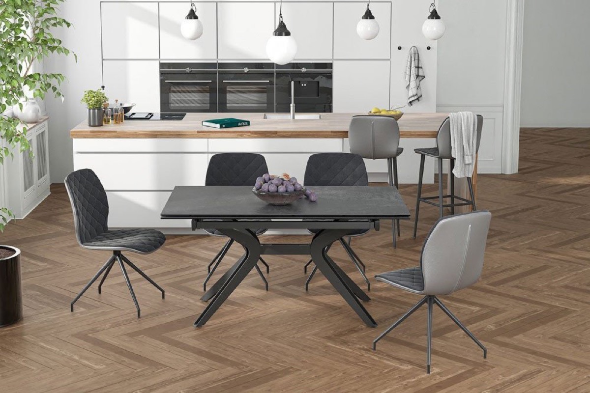 Funktionale Küche mit hochwertigen Schränken, ergonomischer Arbeitsplatte und cleveren Stauraumlösungen