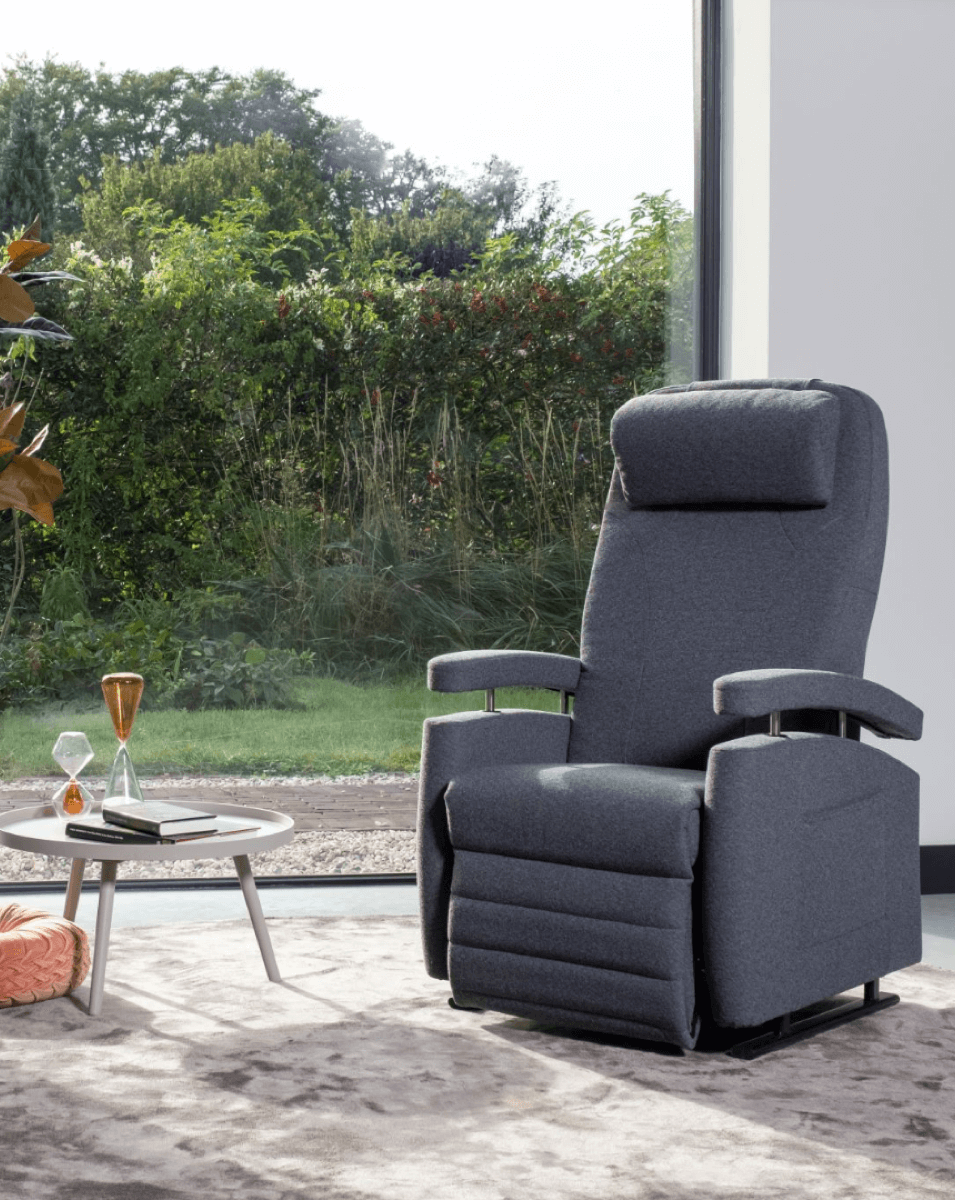 Ergonomischer Fitform 570 Vario Seniorensessel mit elektrischer Aufstehhilfe in cremeweißem Bezug