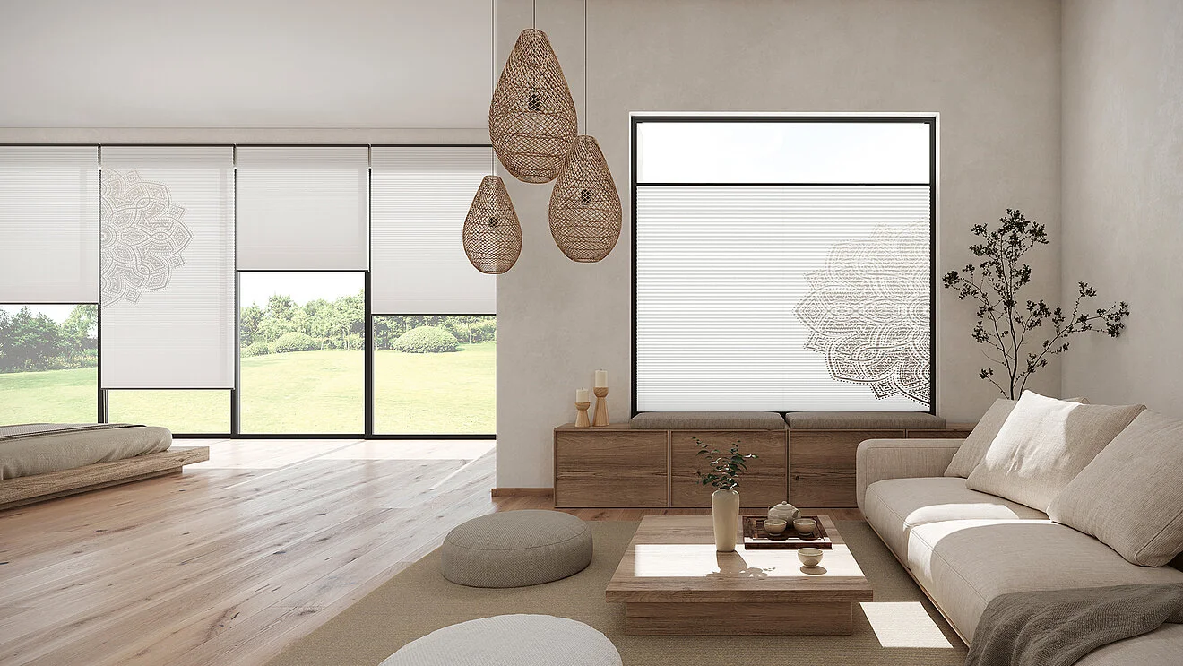 Modernes Wohnzimmer mit eleganten Möbeln, natürlichen Materialien und harmonischen Vorhängen in warmen Farbtönen