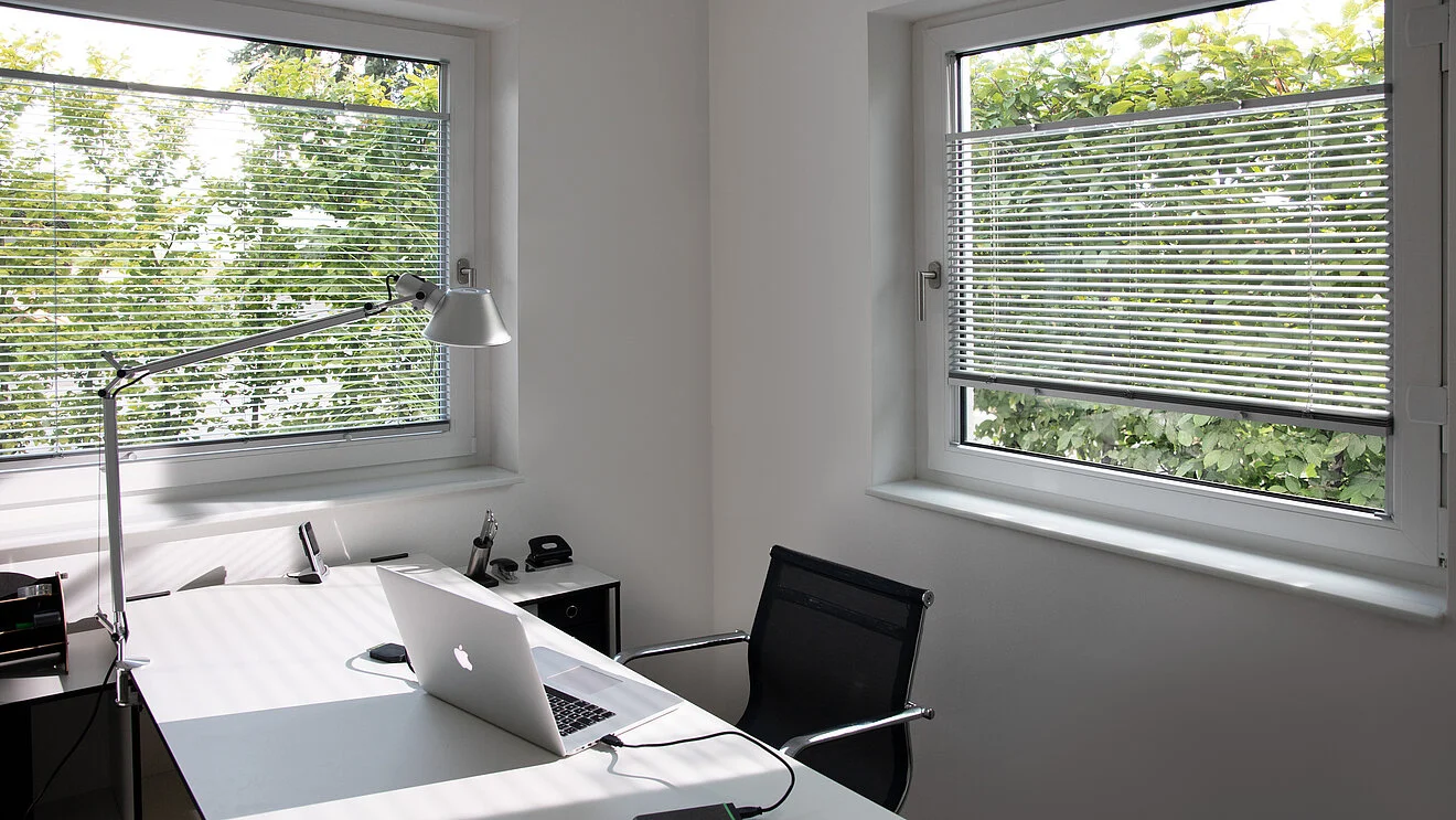 Funktionales Arbeitszimmer mit ergonomischem Schreibtisch, bequemem Bürostuhl und durchdachten Stauraumlösungen