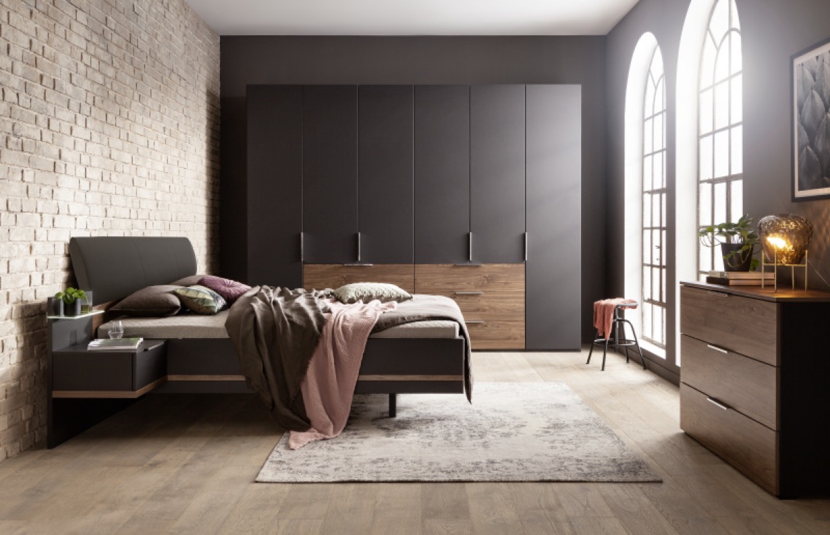 Hochwertiger Kleiderschrank aus Massivholz mit zeitlosem Design und großzügigem Stauraum